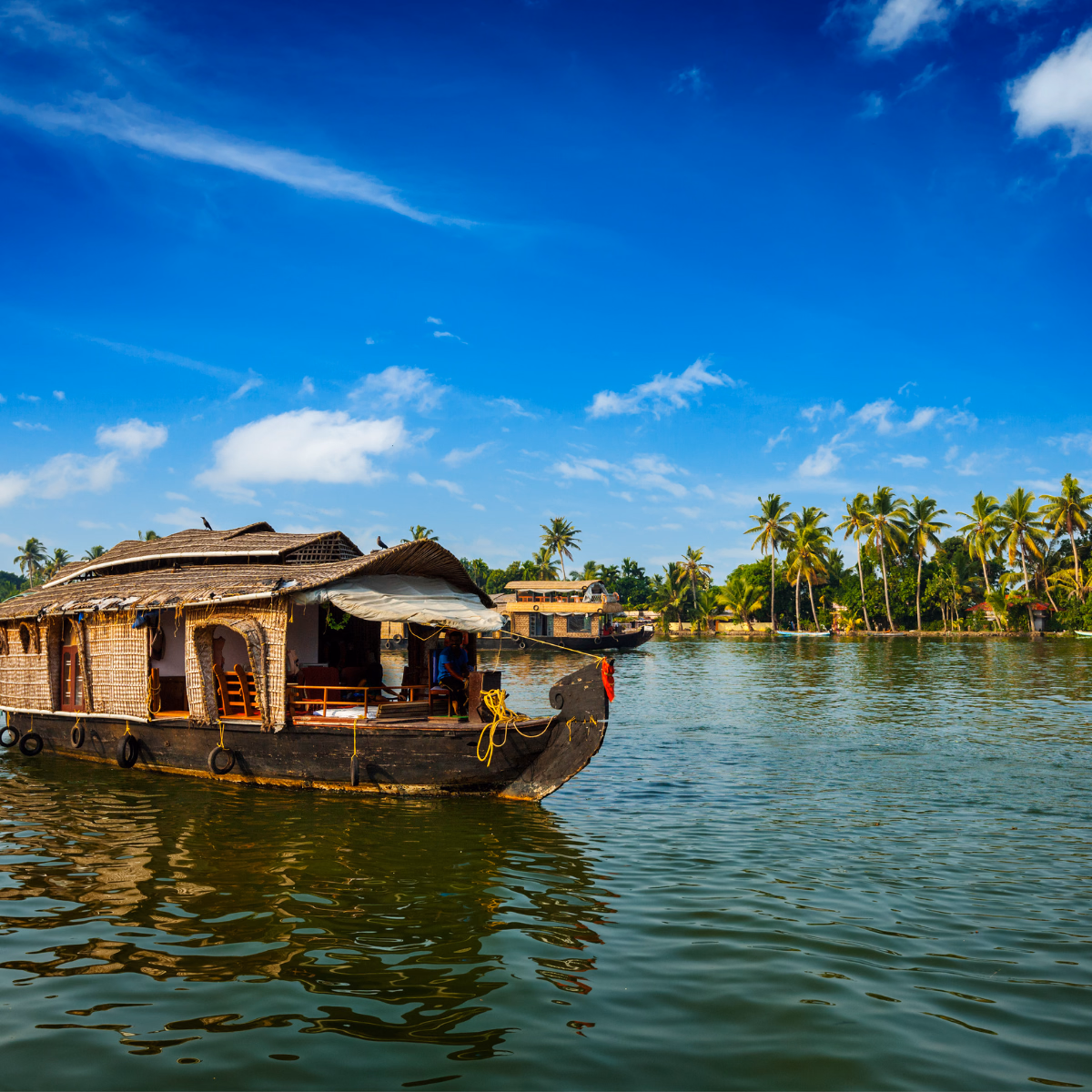 Ein Kerala-Hausboot fährt durch die Backwaters in Indien
