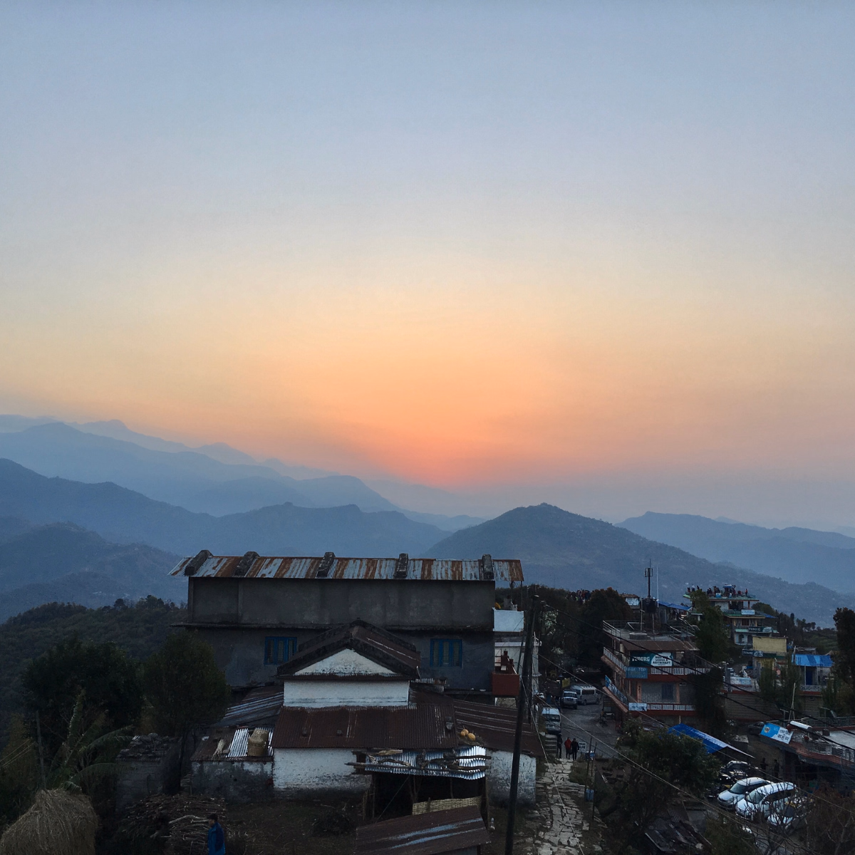 Sonnenaufgang über den Hügeln bei Sarangkot in Nepal