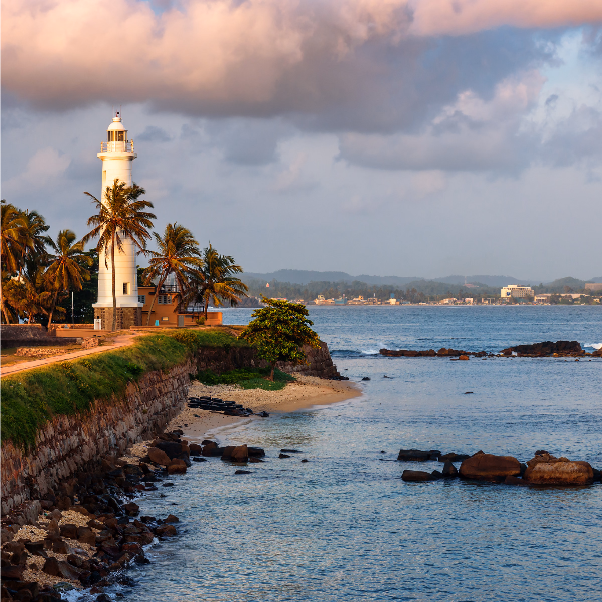 Leuchtturm und Küste am Galle Fort in Sri Lanka
