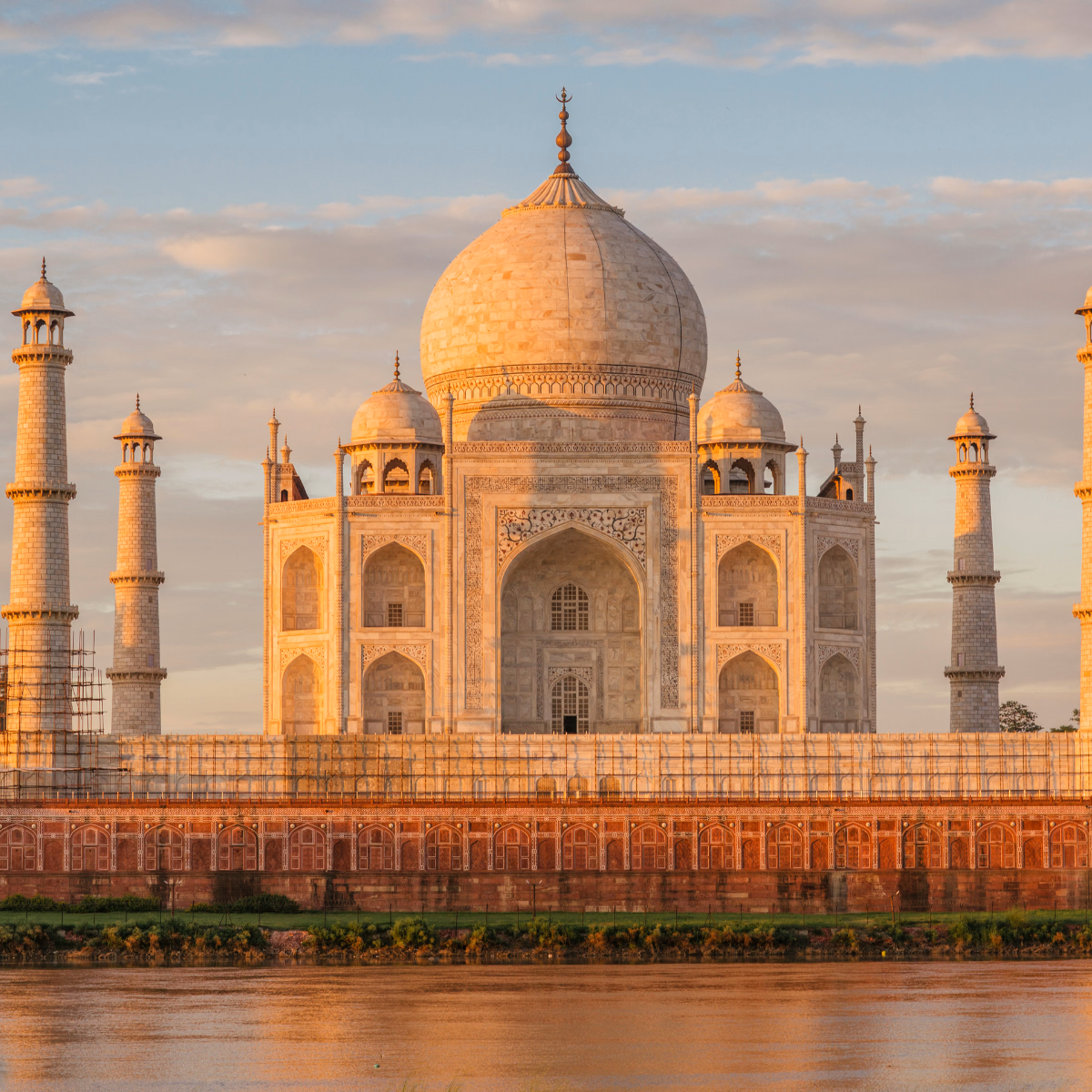 Das Taj Mahal im Morgengrauen in Indien