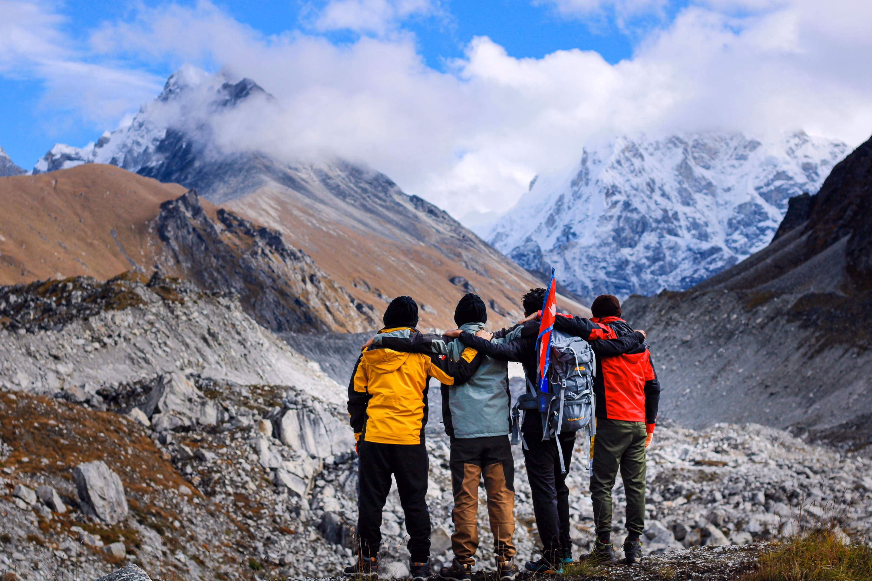 Un gruppo di amici osserva un paesaggio dell’Himalaya