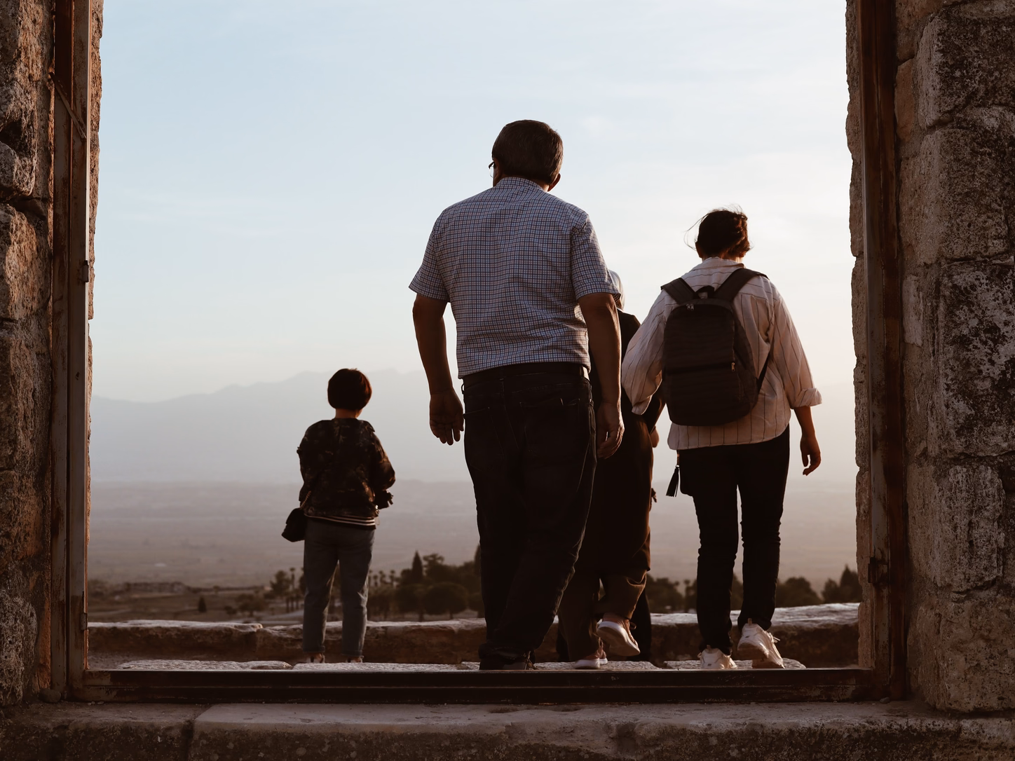Una famiglia esplora insieme un antico tempio